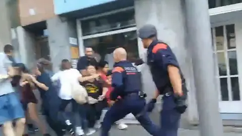 Cargas policiales en un desahucio de Sants Cargas policiales en un desahucio de Sants