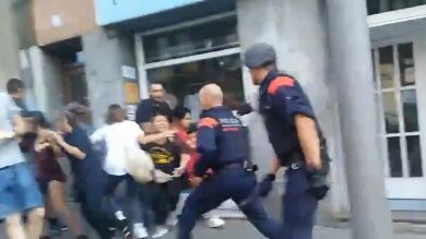 Los Mossos cargan contra un grupo de personas que se manifestaba por un desahucio en Barcelona