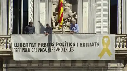 Nuevo ultimátum a Torra para que retire la pancarta de apoyo a los presos del 'procés' Nuevo ultimátum a Torra para que retire la pancarta de apoyo a los presos del 'procés'