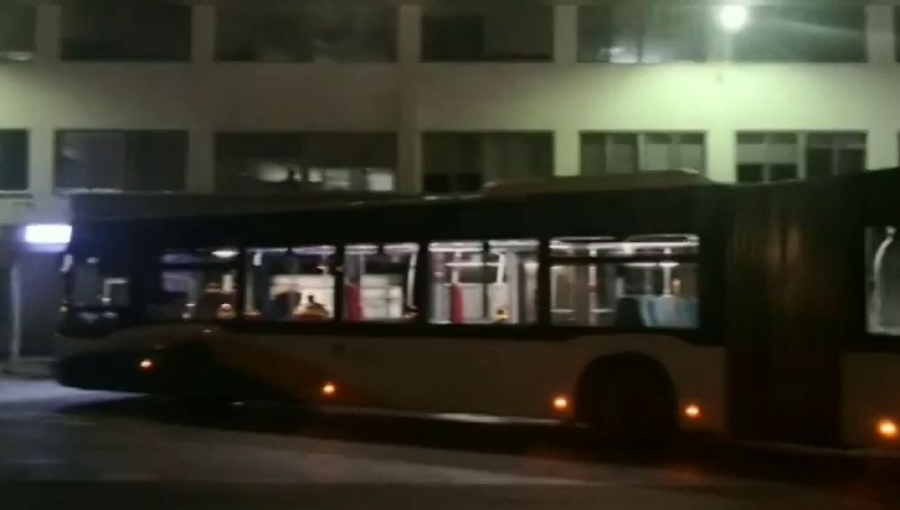 Se pone de parto en un autobús y el chófer conduce hasta el hospital con el resto de pasajeros