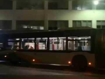 Se pone de parto en un autobús y el chófer conduce hasta el hospital con el resto de pasajeros