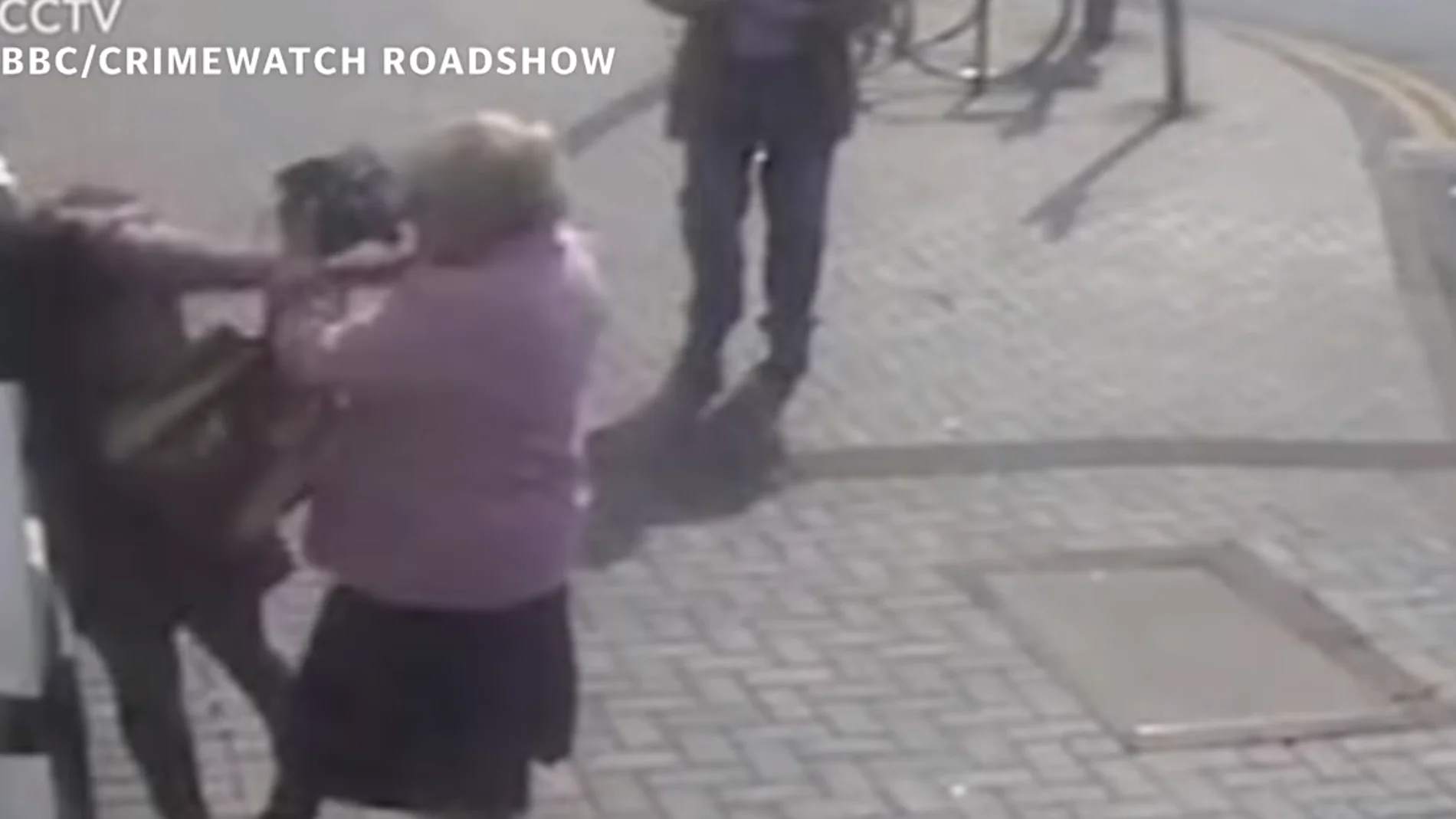 Momento del incidente entre la anciana y la ladrona Momento del incidente entre la anciana y la ladrona