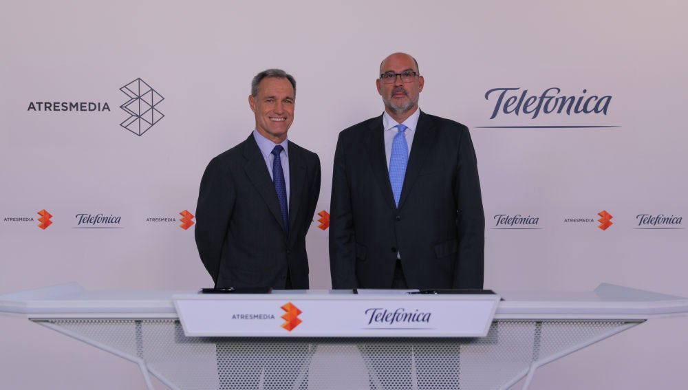 La firma del acuerdo entre Telefónica y Atresmedia