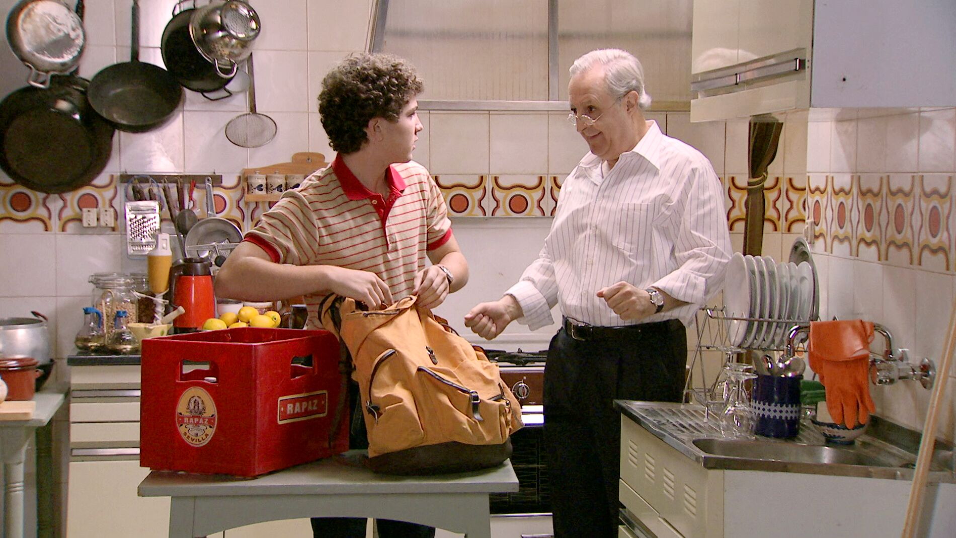 Manolín, sorprendido por Pelayo robando en El Asturiano
