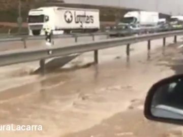 Una fuerte tromba de agua inunda la autovía y varias localidades de Zaragoza