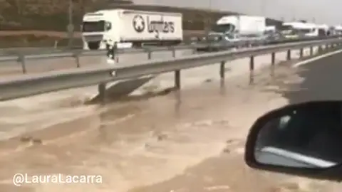 Una fuerte tromba de agua inunda la autovía y varias localidades de Zaragoza Una fuerte tromba de agua inunda la autovía y varias localidades de Zaragoza