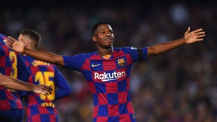 Ansu Fati celebra un gol con el Bar&ccedil;a