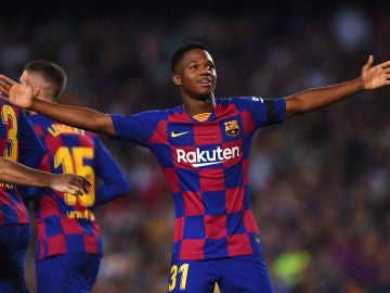 Ansu Fati celebra un gol con el Barça