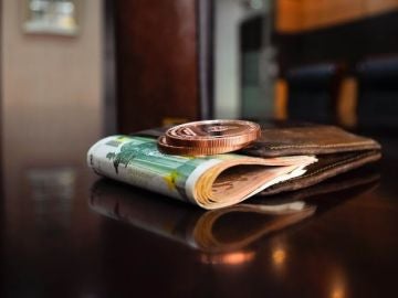Cartera con dinero Cartera con dinero