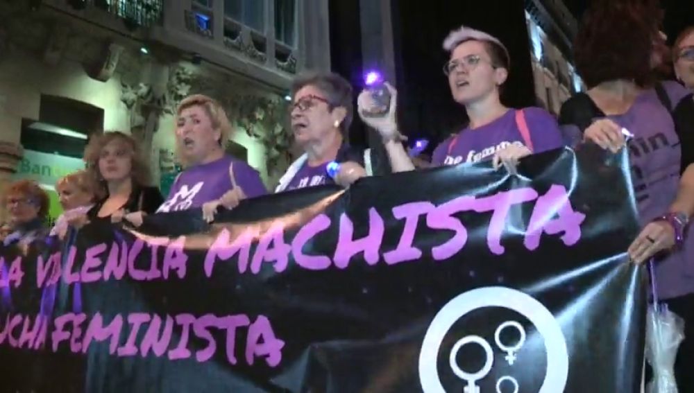 Miles de mujeres se manifiestan en toda españa bajo el lema 'La noche será violeta'