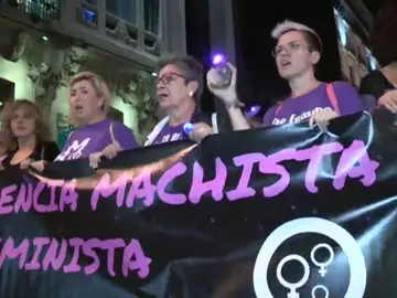 Miles de mujeres se manifiestan en toda españa bajo el lema 'La noche será violeta' Miles de mujeres se manifiestan en toda españa bajo el lema 'La noche será violeta'