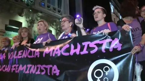 Miles de mujeres se manifiestan en toda españa bajo el lema 'La noche será violeta' Miles de mujeres se manifiestan en toda españa bajo el lema 'La noche será violeta'