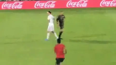 Ibrahimovic la vuelve a liar y se mofa de un aficionado Ibrahimovic la vuelve a liar y se mofa de un aficionado