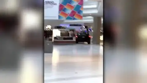 Un todoterreno siembra en un centro comercial a las afueras Chicago Un todoterreno siembra en un centro comercial a las afueras Chicago