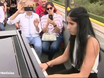 Piano y música clásica sobre ruedas, la pionera iniciativa que promueven los autobuses turísticos de Córdoba