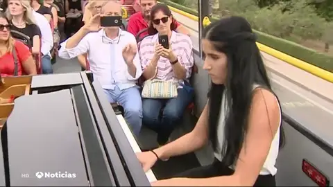 Piano y música clásica sobre ruedas, la pionera iniciativa que promueven los autobuses turísticos de Córdoba Piano y música clásica sobre ruedas, la pionera iniciativa que promueven los autobuses turísticos de Córdoba