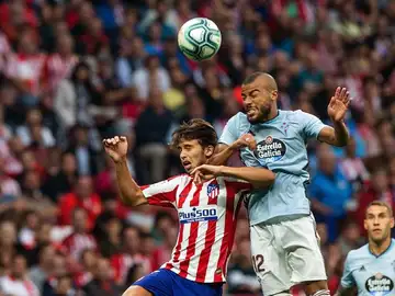 El jugador del Atlético de Madrid Joao Félix (i), disputa un balón con Rafinha Alcántara El jugador del Atlético de Madrid Joao Félix (i), disputa un balón con Rafinha Alcántara