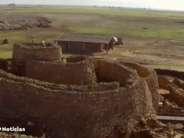 Antena 3 Noticias visita La Motilla del Azuer, el pozo más antiguo de la Península Ibérica Antena 3 Noticias visita La Motilla del Azuer, el pozo más antiguo de la Península Ibérica