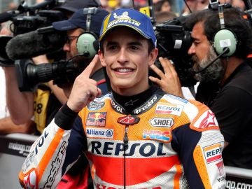 Marc Márquez celebra tras finalizar primero en la carrera de MotoGP del GP de Aragón