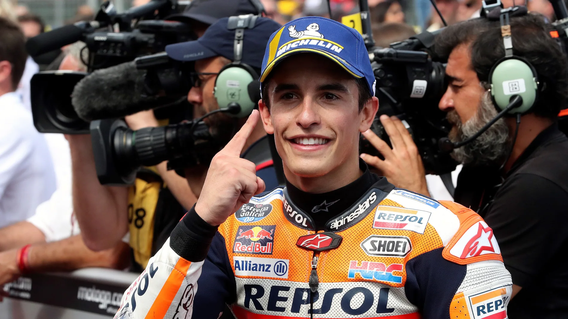Marc Márquez celebra tras finalizar primero en la carrera de MotoGP del GP de Aragón Marc Márquez celebra tras finalizar primero en la carrera de MotoGP del GP de Aragón