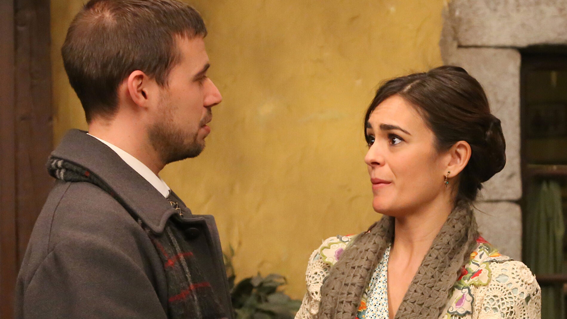 Hip&oacute;lito y Gracia conversan en la plaza del pueblo de Puente Viejo