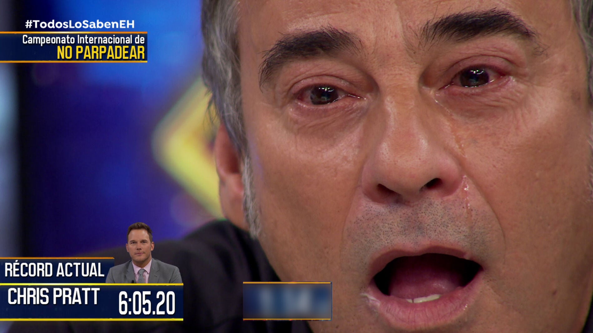 Eduard Fern&aacute;ndez sufre en el campeonato internacional de no parpadear en 'El Hormiguero 3.0'