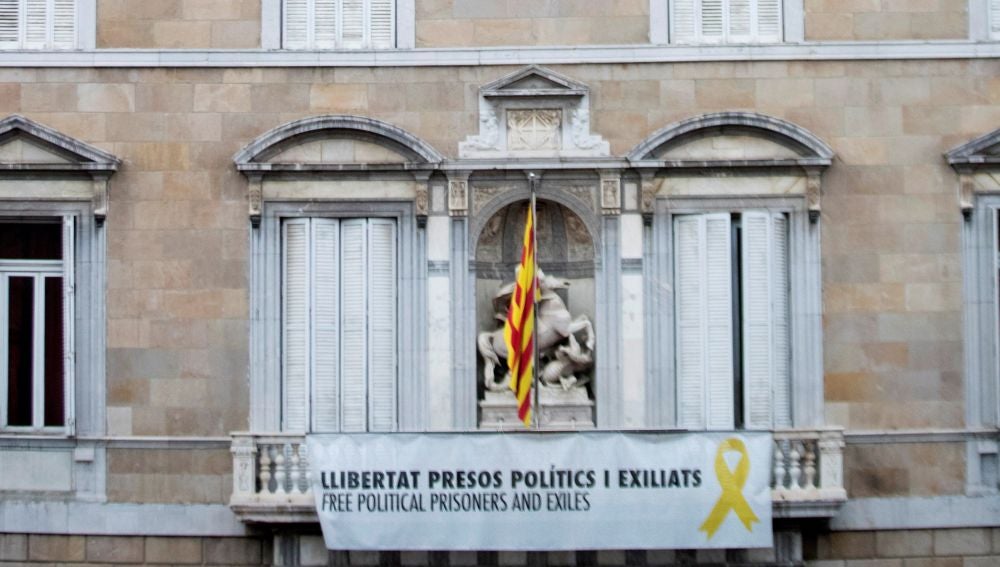 Fachada de la Generalitat con la pancarta de los líderes independentistas