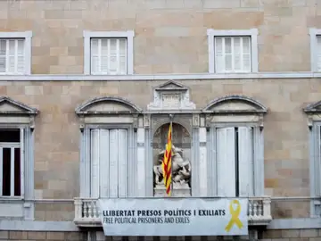 Fachada de la Generalitat con la pancarta de los líderes independentistas Fachada de la Generalitat con la pancarta de los líderes independentistas