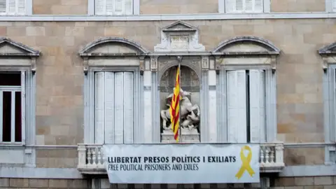 Fachada de la Generalitat con la pancarta de los líderes independentistas Fachada de la Generalitat con la pancarta de los líderes independentistas