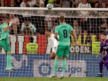 Benzema anota el único gol del partido contra el Sevilla