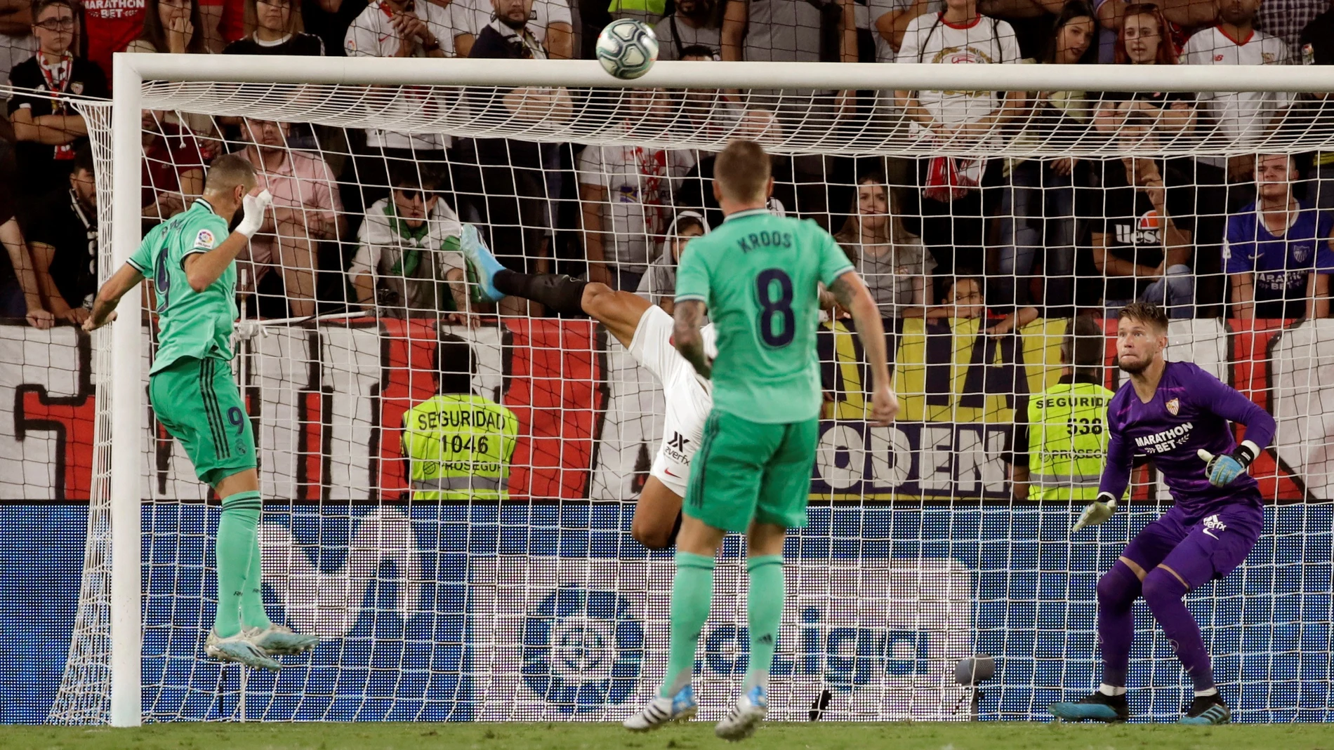 Benzema anota el único gol del partido contra el Sevilla Benzema anota el único gol del partido contra el Sevilla