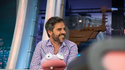 La "polémica entrevista" de Ernesto Sevilla a Karra Elejalde y Eduard Fernández en 'El Hormiguero 3.0' La "polémica entrevista" de Ernesto Sevilla a Karra Elejalde y Eduard Fernández en 'El Hormiguero 3.0'