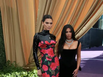 Kendall Jenner y Kim Kardashian Kendall Jenner y Kim Kardashian