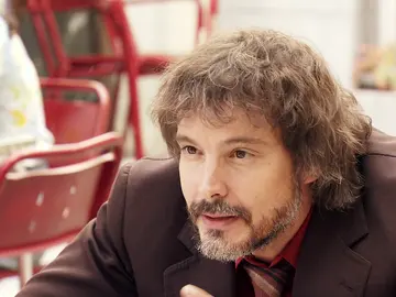 El desconfiado motivo por el que Guillermo accede a contratar a Julia en el bufete El desconfiado motivo por el que Guillermo accede a contratar a Julia en el bufete