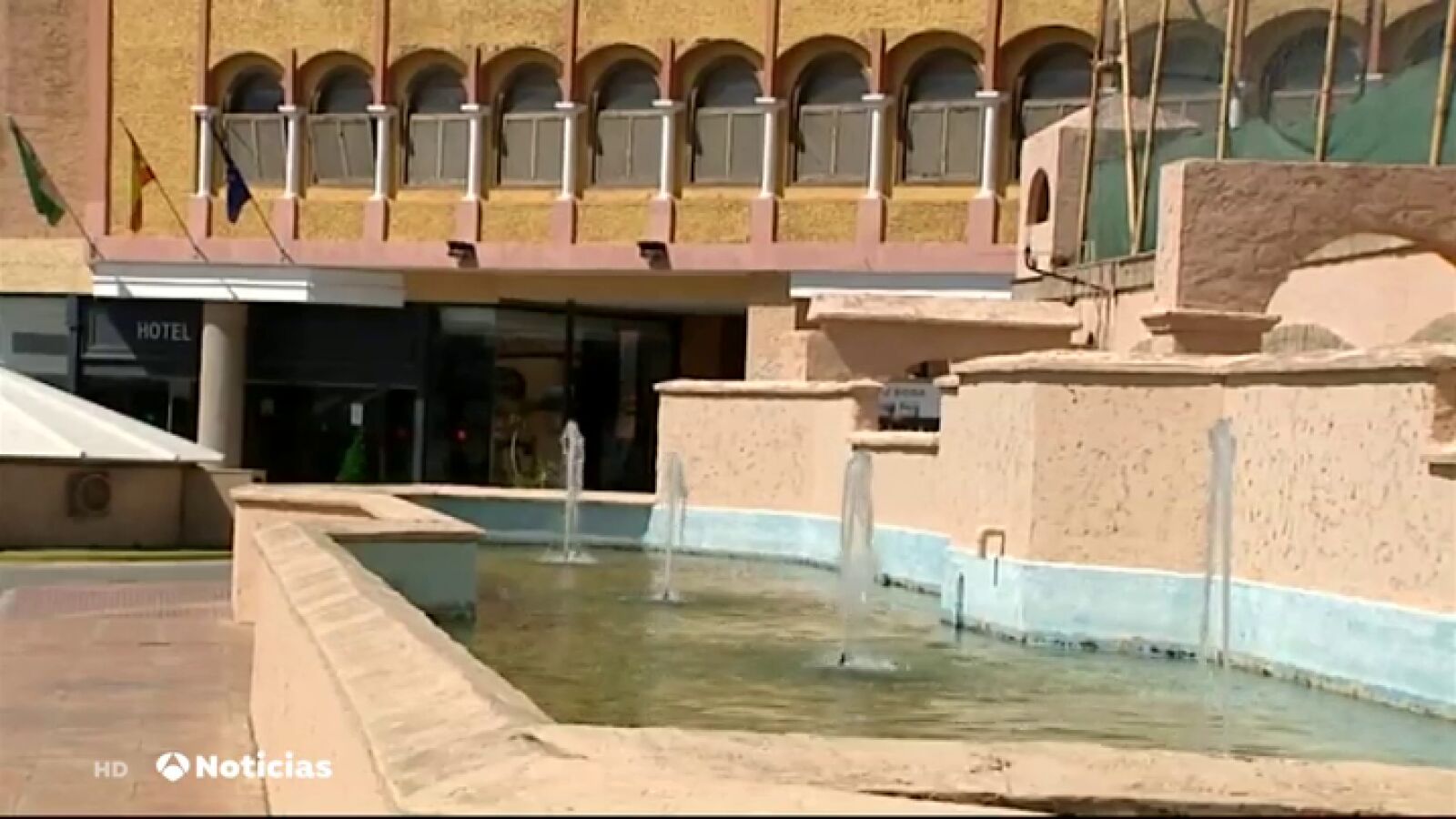Unos okupas llevan cinco meses atrincherados en los bungalós de un hotel en San Fernando, Cádiz