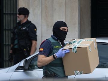 Agentes de la Guardia Civil durante el registro de un domicilio en Sabadell en una operación contra los CDR