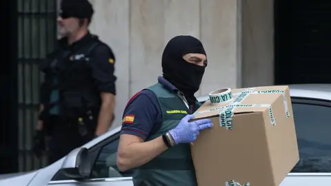 Agentes de la Guardia Civil durante el registro de un domicilio en Sabadell en una operación contra los CDR Agentes de la Guardia Civil durante el registro de un domicilio en Sabadell en una operación contra los CDR