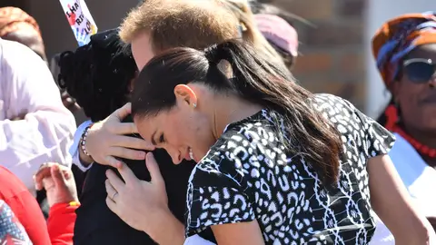 Meghan Markle y el príncipe Harry durante su viaje a Sudáfrica Muy cariñosos con los niños y las mujeres que se acercaban a saludarlos