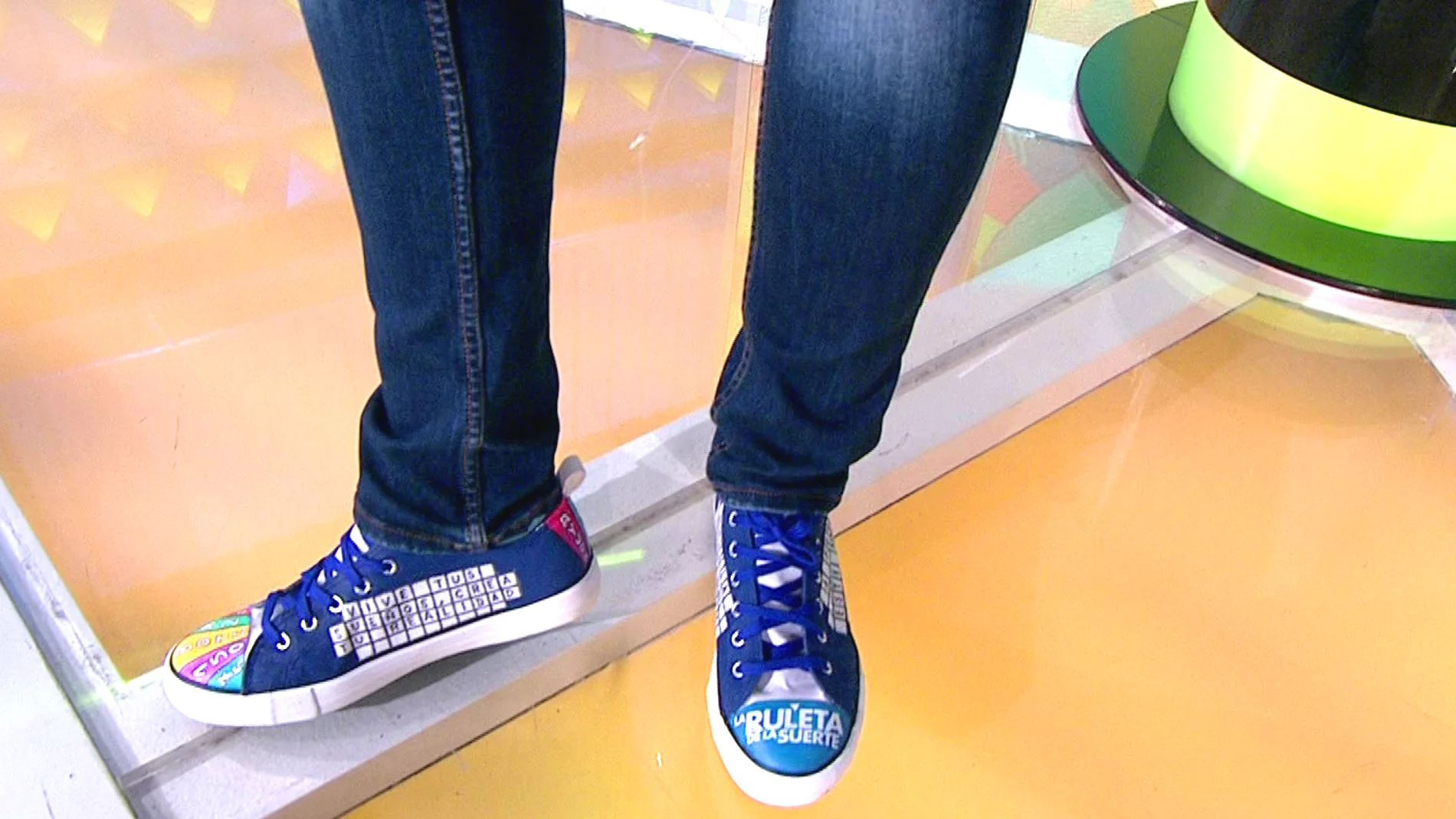 Las espectaculares zapatillas con las que una concursante rinde homenaje a 'La ruleta de la suerte' 