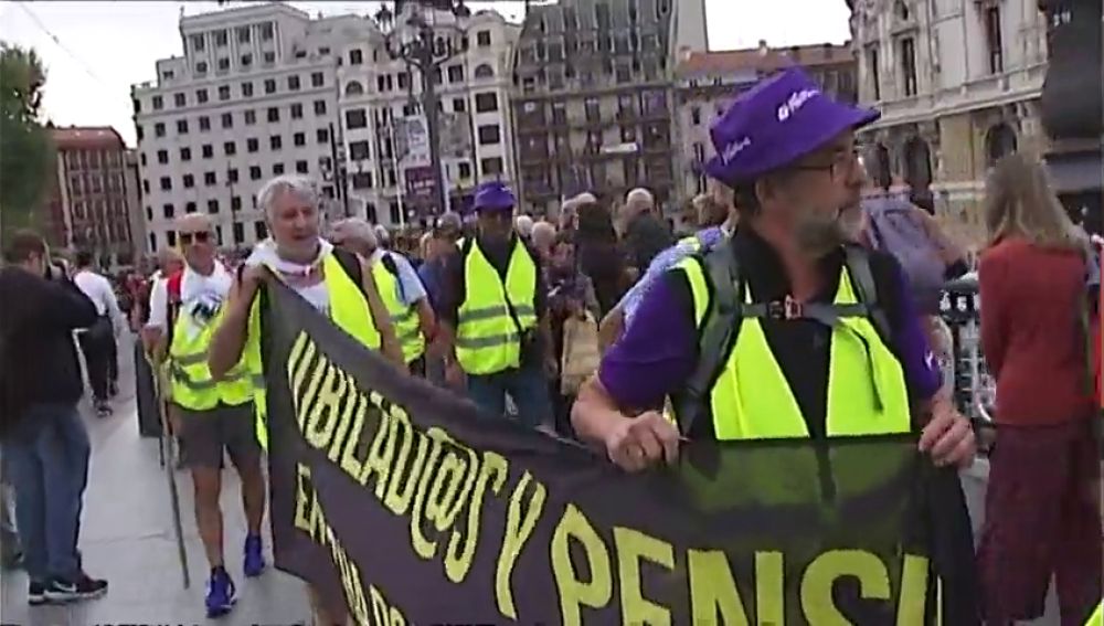 Decenas de pensionistas inician desde Bilbao una marcha a pie a Madrid por pensiones "públicas y dignas"