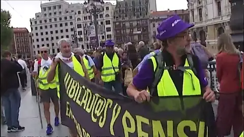 Decenas de pensionistas inician desde Bilbao una marcha a pie a Madrid por pensiones "públicas y dignas" Decenas de pensionistas inician desde Bilbao una marcha a pie a Madrid por pensiones "públicas y dignas"