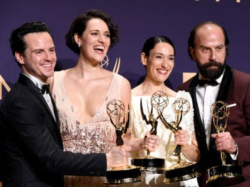 Los protagonistas de 'Fleabag' con los Emmy 