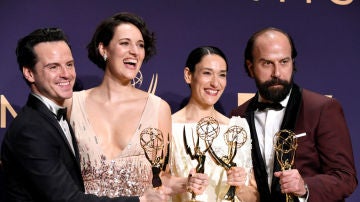 Los protagonistas de 'Fleabag' con los Emmy 