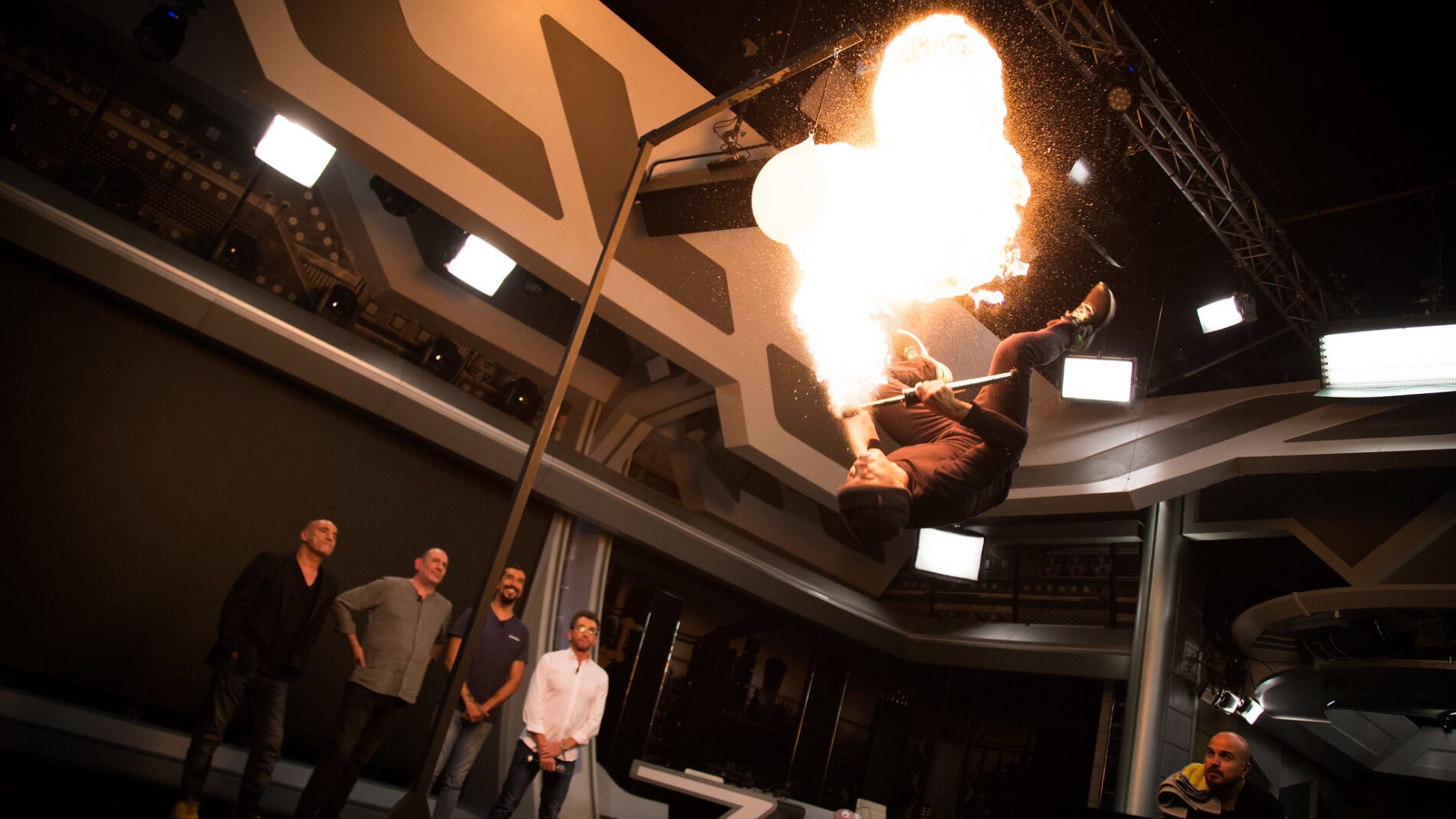 Karra Elejalde y Eduard Fern&aacute;ndez, sorprendidos en 'El Hormiguero 3.0' con un backflip en llamas 