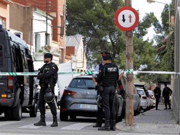  Agentes de la Guardia Civil durante el registro de un domicilio en Sabadell 