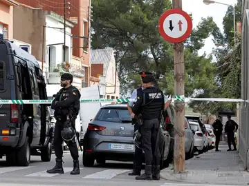 Agentes de la Guardia Civil durante el registro de un domicilio en Sabadell Agentes de la Guardia Civil durante el registro de un domicilio en Sabadell