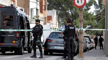 Agentes de la Guardia Civil durante el registro de un domicilio en Sabadell Agentes de la Guardia Civil durante el registro de un domicilio en Sabadell