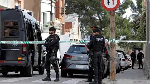 Agentes de la Guardia Civil durante el registro de un domicilio en Sabadell Agentes de la Guardia Civil durante el registro de un domicilio en Sabadell