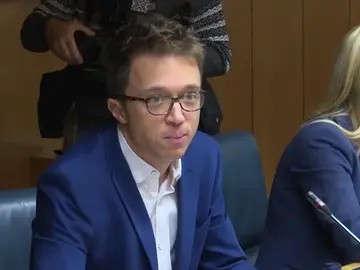 Debate urgente entre los grupos de izquierdas para decidir entre Iglesias y Errejón Debate urgente entre los grupos de izquierdas para decidir entre Iglesias y Errejón