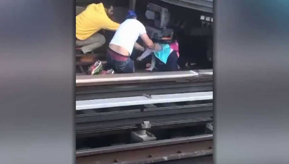 Un hombre se lanza a las vías del metro de Nueva York con su hija de cinco años en brazos